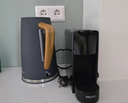 Zeetijd Petten Keuken met waterkoker en Nespresso koffiezetapparaat